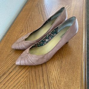 ANTHROPOLOGIE Seychelles beige Kitten Heels Size 8.